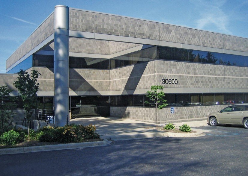 30500 Northwestern Hwy, Farmington Hills, MI à louer - Photo de l’immeuble – Image 3 sur 7