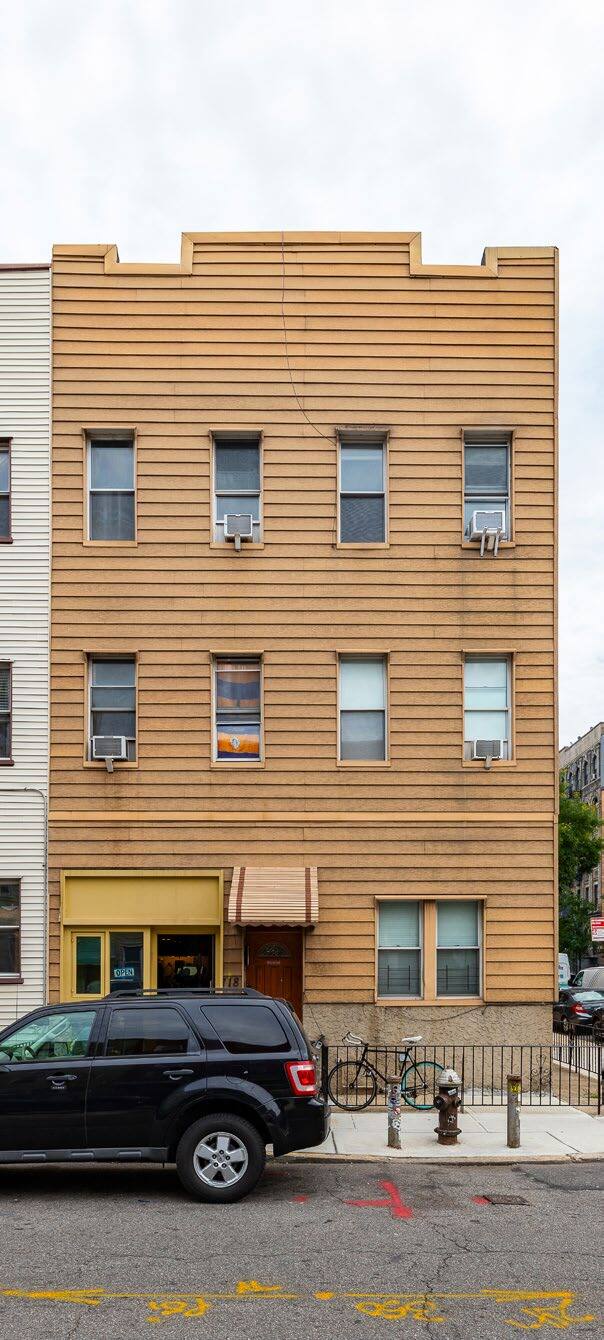 718 Lorimer St, Brooklyn, NY à vendre Photo de l’immeuble– Image 1 sur 11