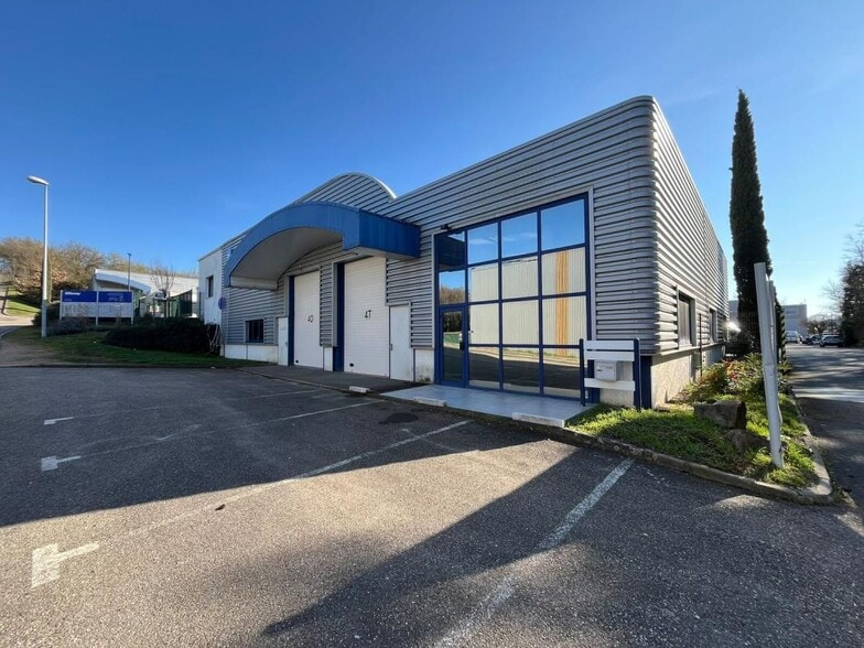 Local d’activités dans Saint-Genis-Laval à louer - Photo de l’immeuble – Image 1 sur 13