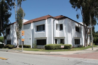 1175 E Garvey St, Covina, CA à louer Photo de l’immeuble– Image 1 sur 9