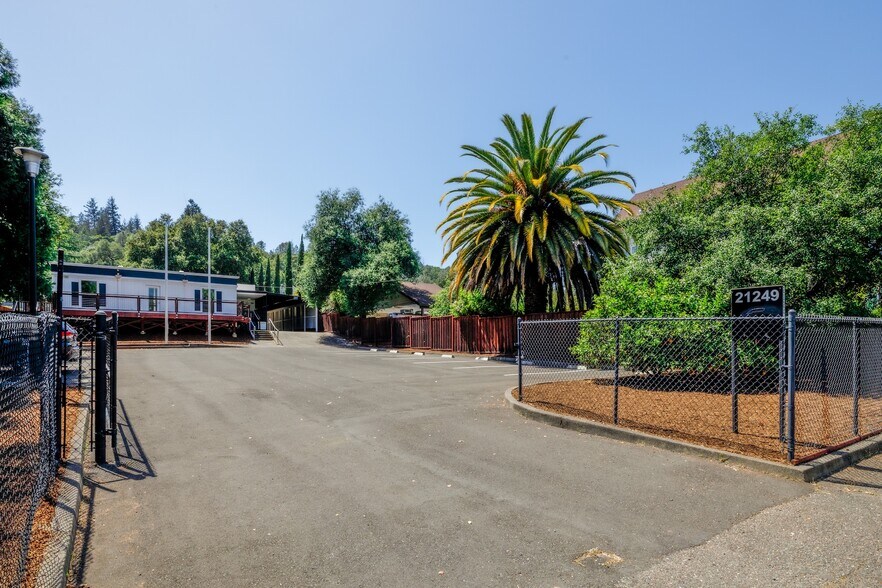 21249 Geyserville Ave, Geyserville, CA à vendre - Photo de l’immeuble – Image 3 sur 18