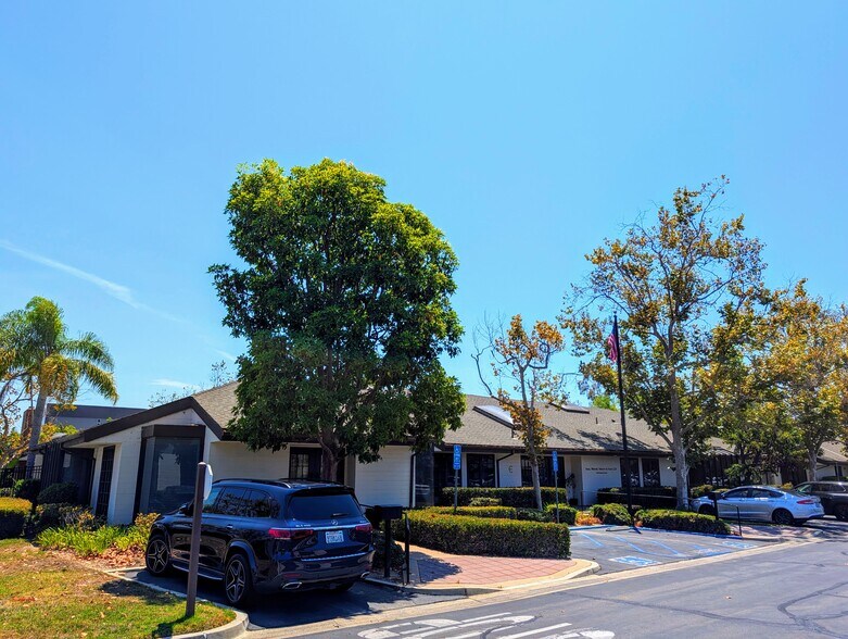 3151 Airway Ave, Costa Mesa, CA à louer - Photo de l’immeuble – Image 2 sur 9