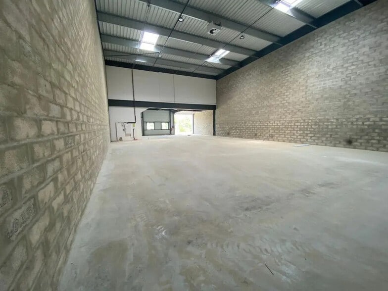 Local d’activités dans Savigny-le-Temple à louer - Photo de l’immeuble – Image 1 sur 5