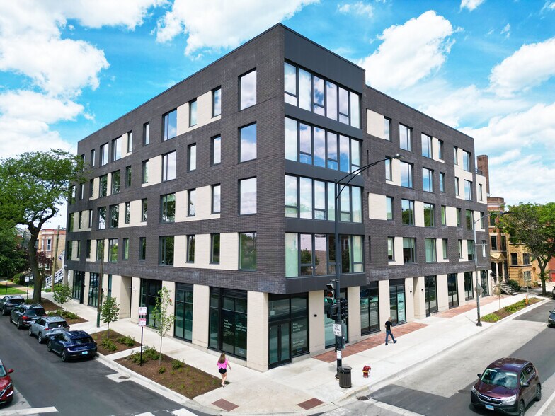 3605 N Ravenswood Ave, Chicago, IL à louer - Photo de l’immeuble – Image 2 sur 12