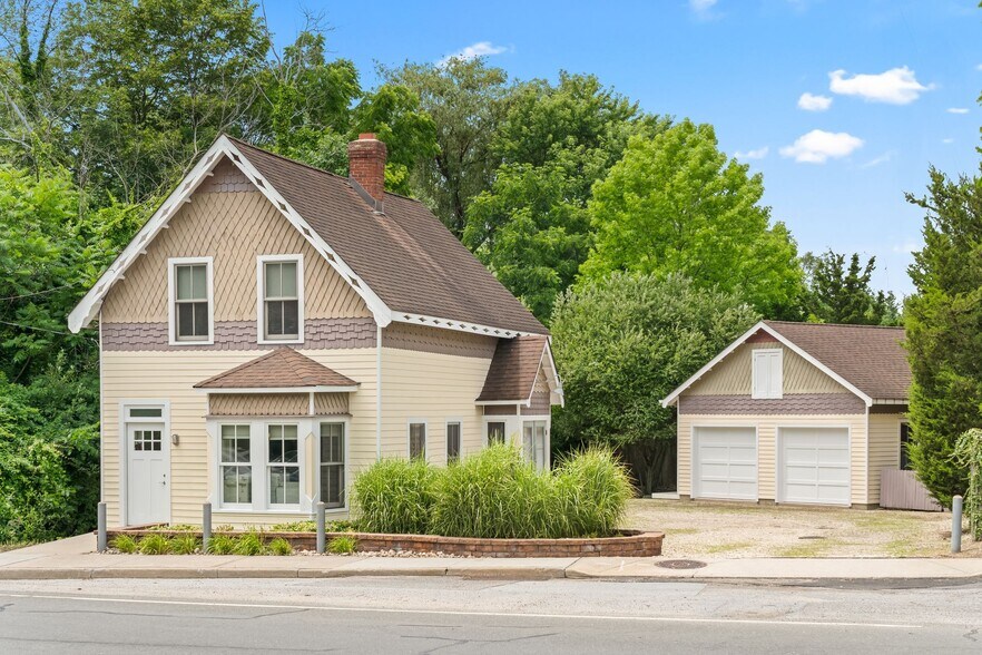 67 Fort Salonga Rd W, Northport, NY à vendre - Photo de l’immeuble – Image 1 sur 24