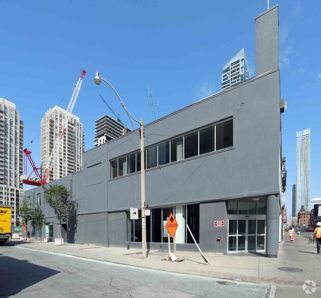 530 Yonge St, Toronto, ON à louer - Photo de l’immeuble – Image 3 sur 4