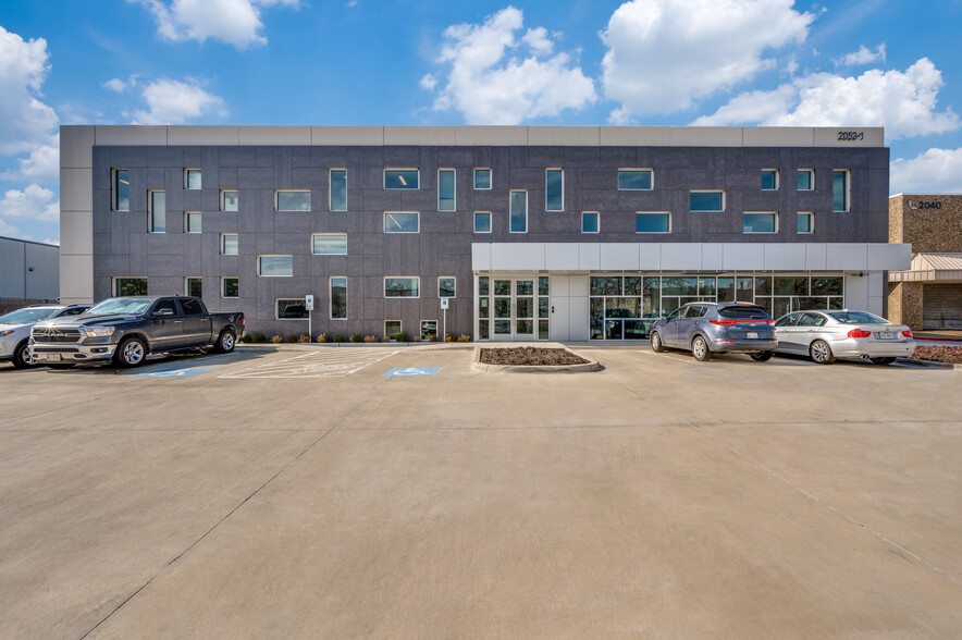 2052 McKenzie Dr, Carrollton, TX à louer - Photo de l’immeuble – Image 1 sur 10