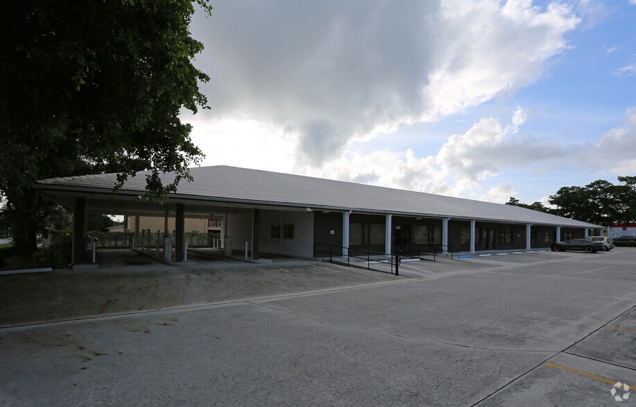 1015 10th St, Lake Park, FL à louer - Photo de l’immeuble – Image 2 sur 35