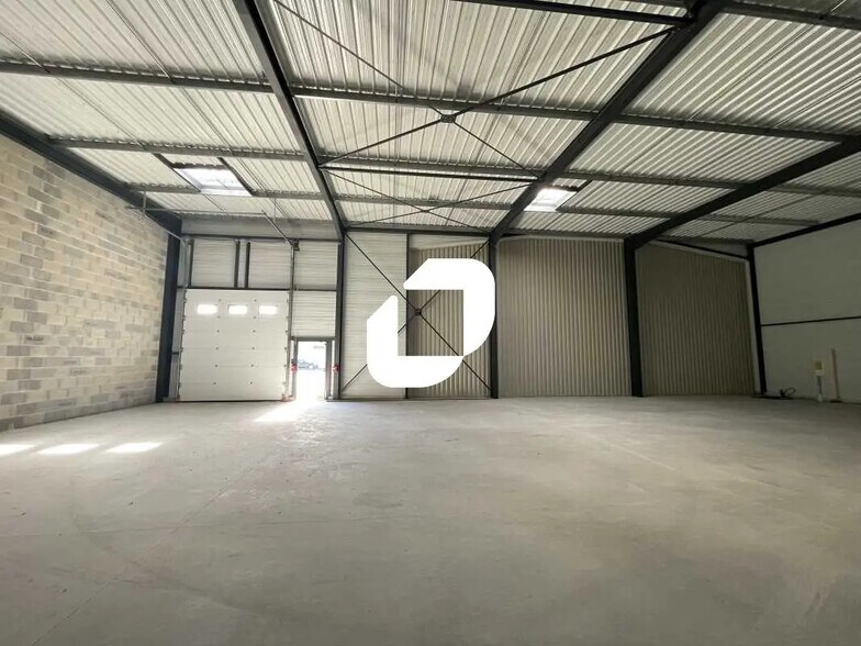 Local d’activités dans Mios à louer - Photo de l’immeuble – Image 3 sur 14