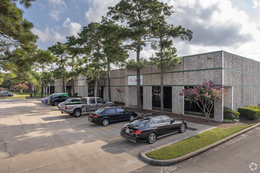 12503 Exchange Dr, Stafford, TX à louer - Photo de l’immeuble – Image 1 sur 5