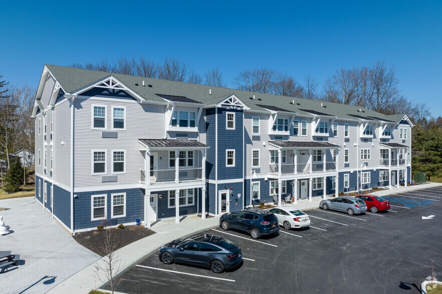 35 Violet Ave, Poughkeepsie, NY à louer - Photo principale – Image 1 sur 19