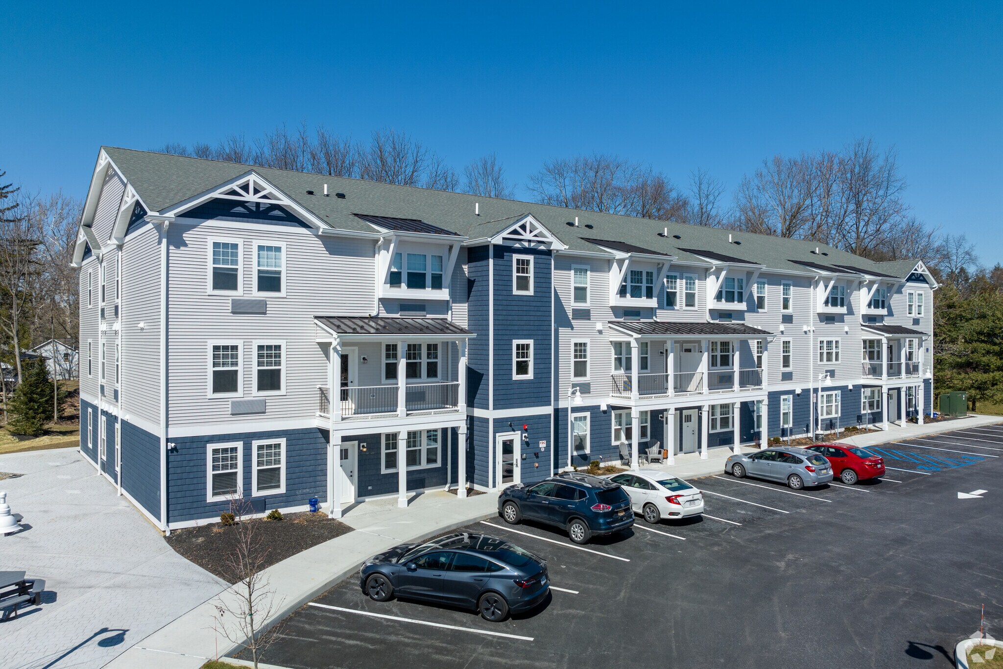 35 Violet Ave, Poughkeepsie, NY à louer Photo principale– Image 1 sur 20