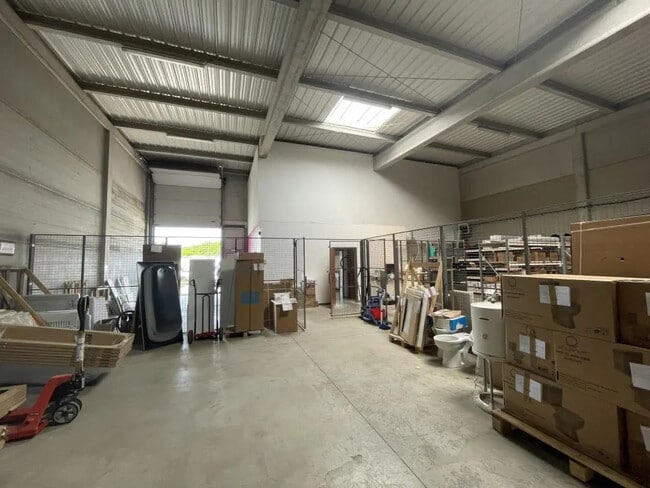Plus de détails pour Bureau, Industriel/Logistique à louer