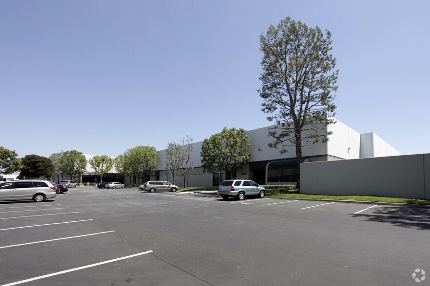 12850-12862 E Florence Ave, Santa Fe Springs, CA à louer - Photo de l’immeuble – Image 2 sur 4