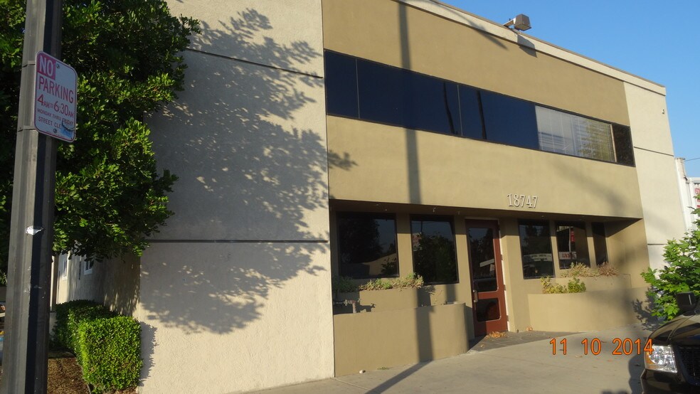 18747 Sherman Way, Reseda, CA à louer - Photo de l’immeuble – Image 1 sur 8