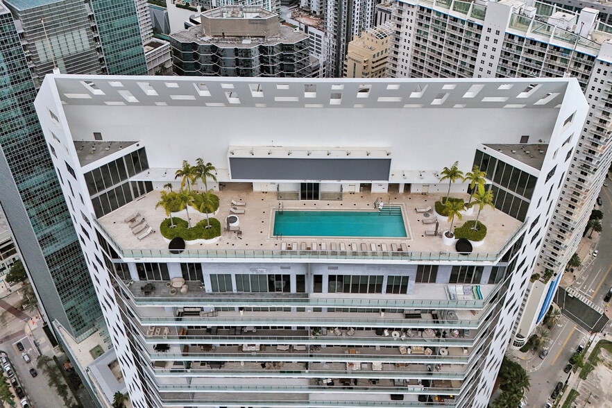 1300 Brickell Bay Dr, Miami, FL à vendre - Photo de l’immeuble – Image 2 sur 8