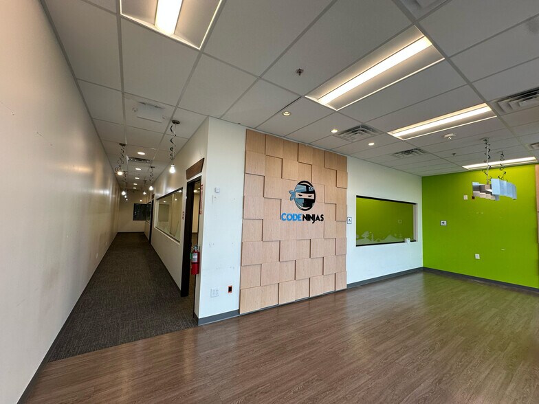 3725 E League City Pky, League City, TX à louer - Hall d’entrée – Image 3 sur 5