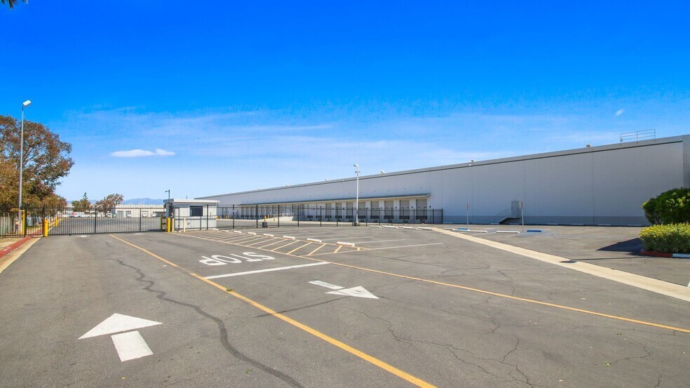 2501 E Orangethorpe Ave, Fullerton, CA à louer - Photo de l’immeuble – Image 2 sur 11