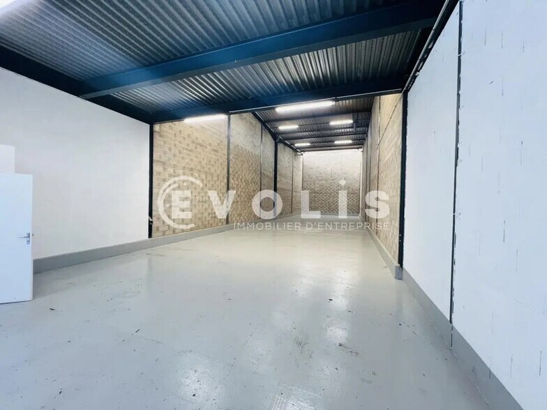 Local d’activités dans Noisy-le-Grand à louer - Photo de l’immeuble – Image 2 sur 7