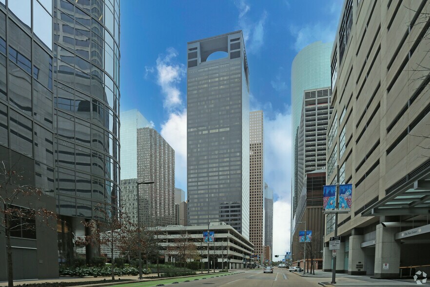 1111 Louisiana St, Houston, TX à louer - Photo de l’immeuble – Image 2 sur 5