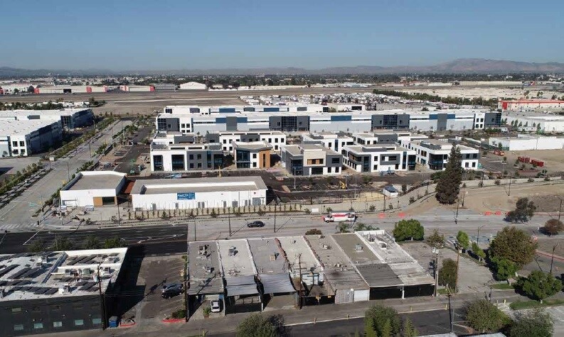 3001 N Hollywood Way, Burbank, CA à louer Photo de l’immeuble– Image 1 sur 29
