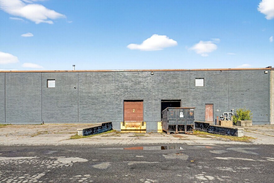 3435 Boul Pitfield, Montréal, QC à louer - Photo de l’immeuble – Image 3 sur 11