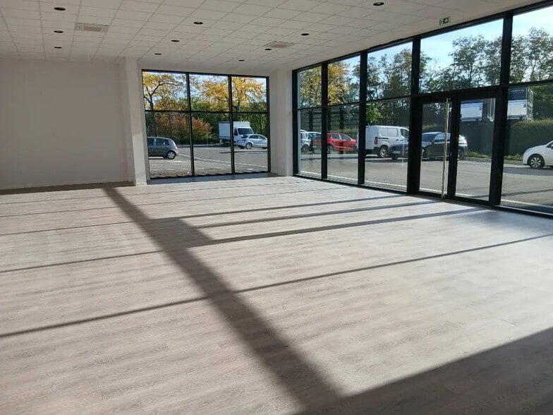 Local d’activités dans Besançon à louer - Photo de l’immeuble – Image 1 sur 6
