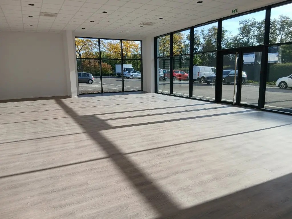 Local d’activités dans Besançon à louer Photo de l’immeuble– Image 1 sur 7