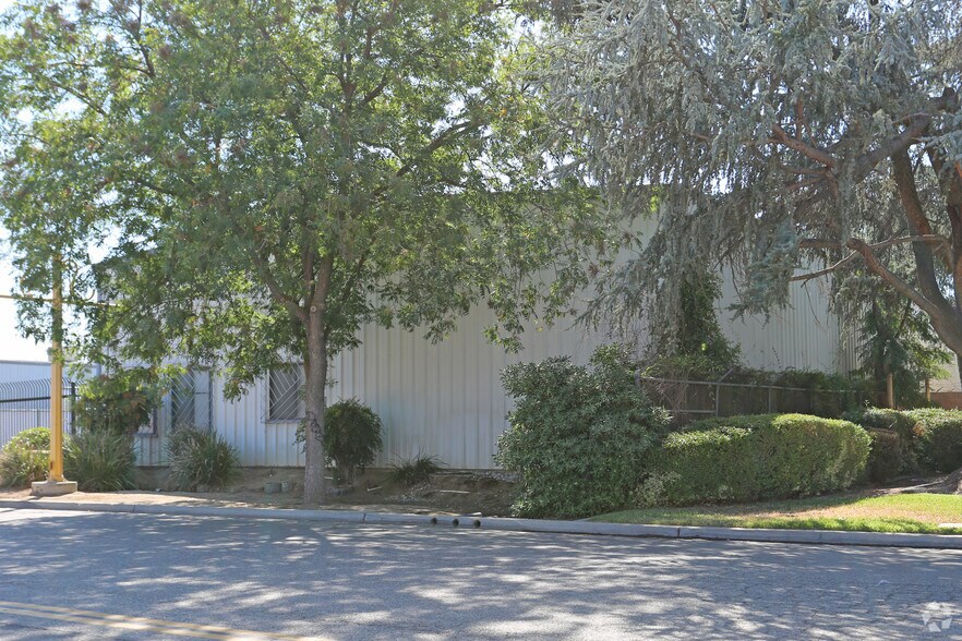 5282 E Pine Ave, Fresno, CA à louer - Photo de l’immeuble – Image 3 sur 8