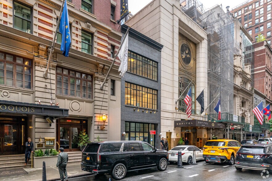 47 W 44th St, New York, NY à louer - Photo de l’immeuble – Image 2 sur 5