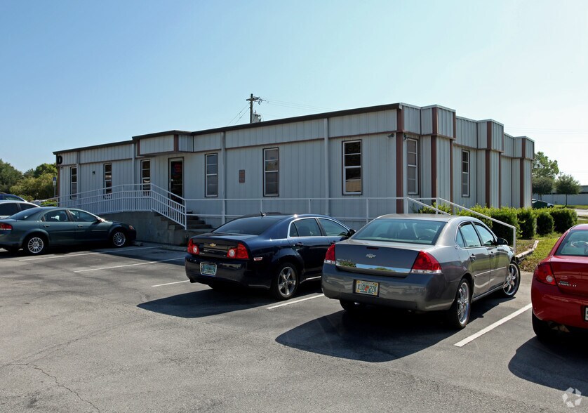 1300 S Duncan Dr, Tavares, FL à vendre - Photo de l’immeuble – Image 2 sur 2