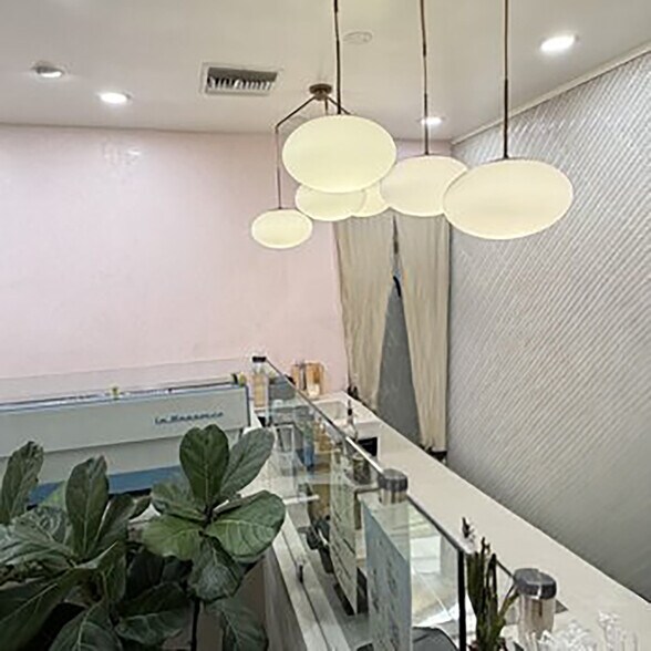 10911 Lindbrook Dr, Los Angeles, CA à louer - Photo de l’immeuble – Image 3 sur 5