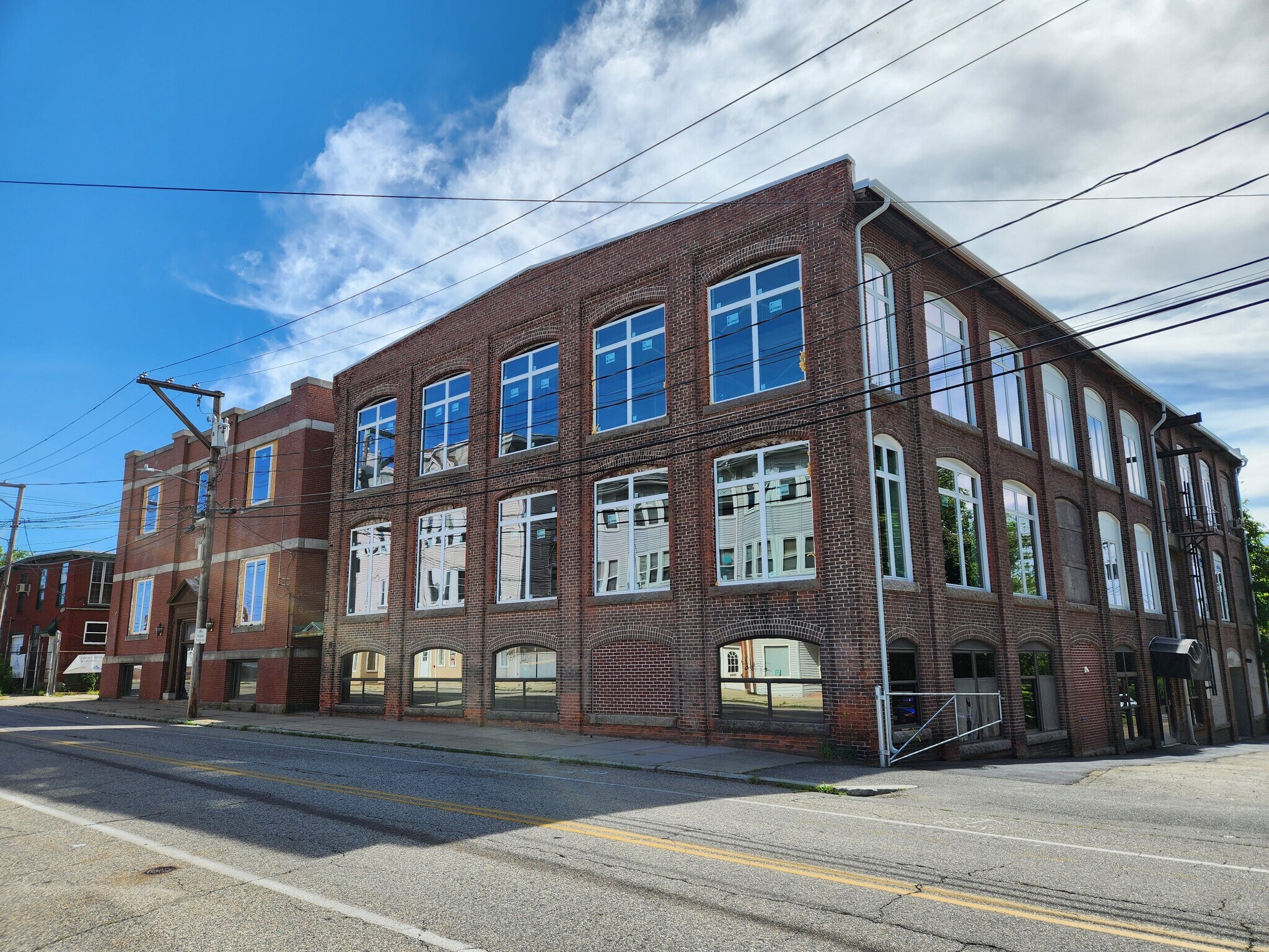 565 N Main St, Woonsocket, RI à louer Photo de l’immeuble– Image 1 sur 14