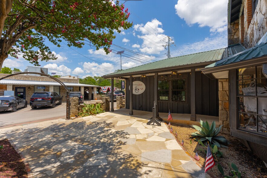 310 Wimberley Sq, Wimberley, TX à vendre - Photo de l’immeuble – Image 3 sur 32