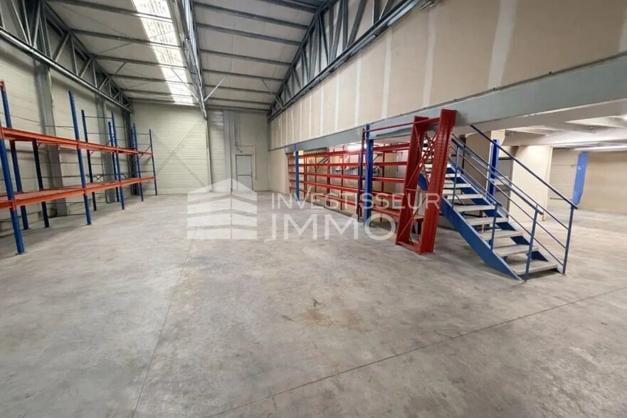 Local d’activités dans Samoreau à louer - Photo intérieure – Image 1 sur 4