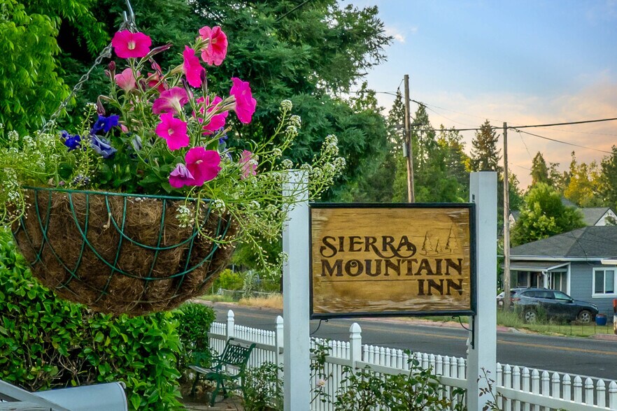 816 W Main St, Grass Valley, CA à vendre - Photo de l’immeuble – Image 3 sur 42