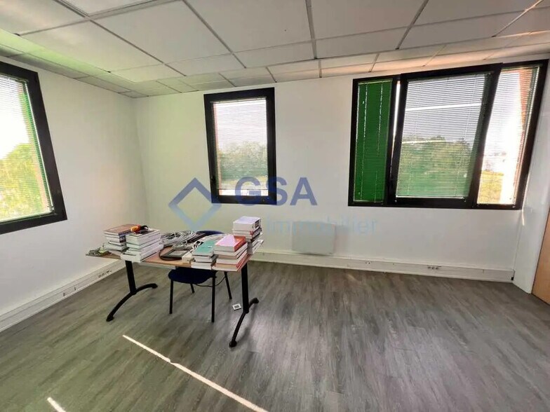Bureau dans Évry-Courcouronnes à louer - Photo de l’immeuble – Image 3 sur 8