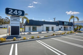 249 S Indiana Ave, Vista, CA à louer Photo de l’immeuble– Image 1 sur 4