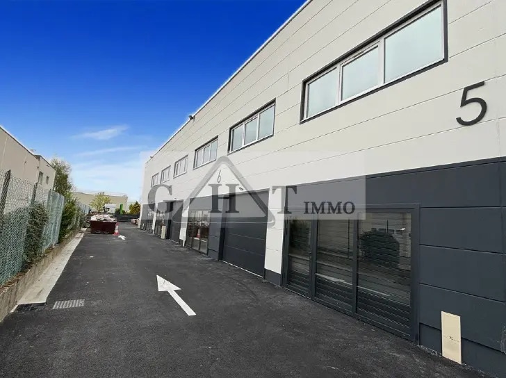 Industriel/Logistique dans Fontenay-Trésigny à vendre - Photo de l’immeuble – Image 2 sur 4