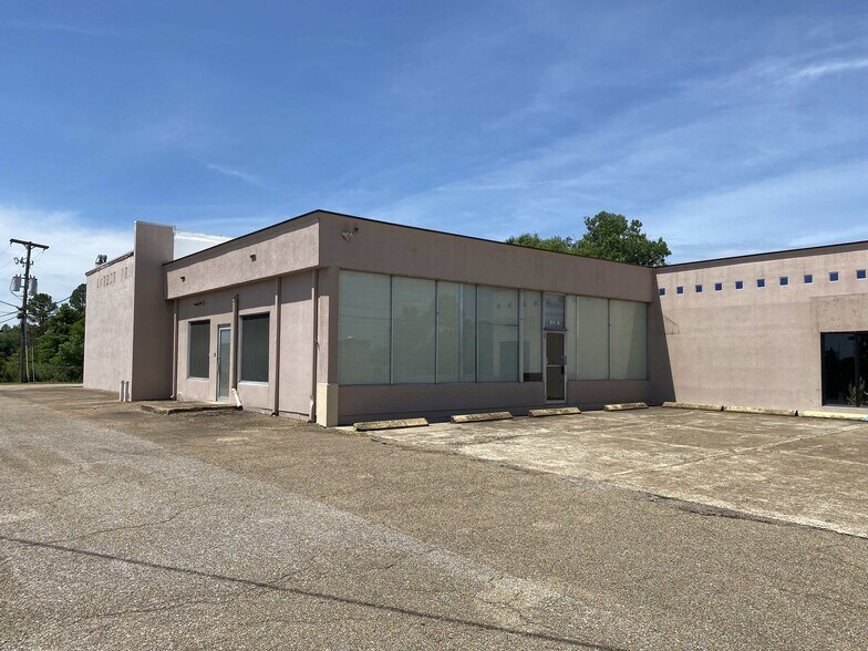 811 Varsity Dr, Tupelo, MS à louer - Photo de l’immeuble – Image 1 sur 2