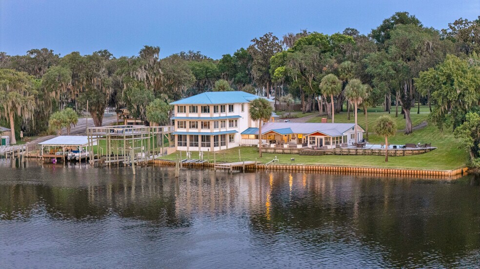 703 Front St, Welaka, FL à vendre - Photo de l’immeuble – Image 3 sur 5
