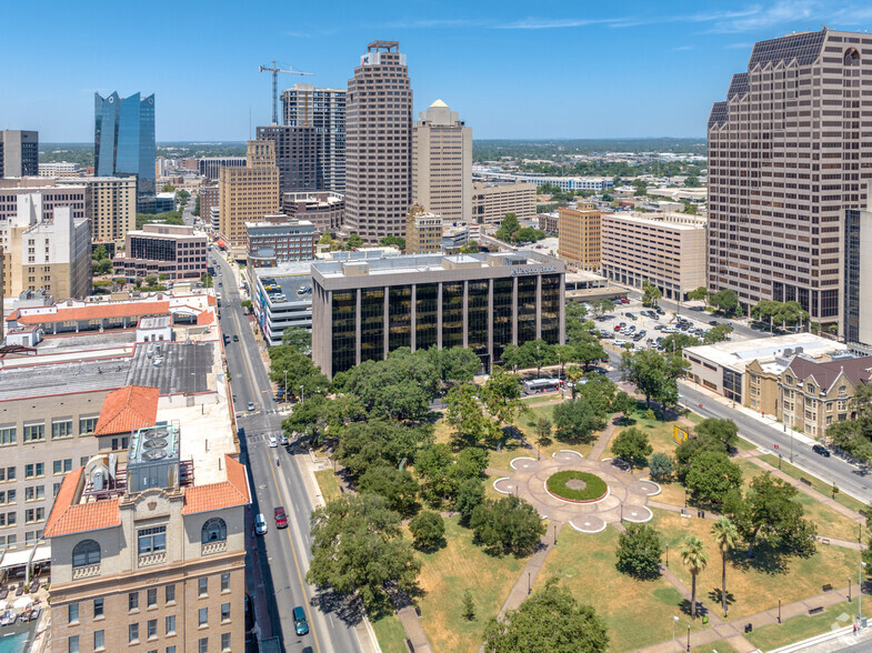 711 Navarro St, San Antonio, TX à louer - Photo principale – Image 2 sur 24