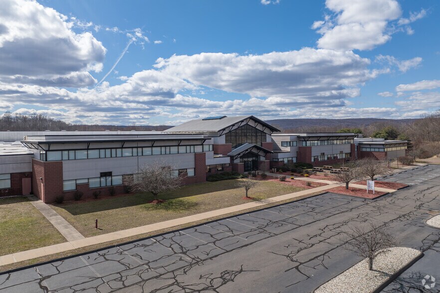 181 W Johnson Ave, Cheshire, CT à louer - Photo de l’immeuble – Image 2 sur 16