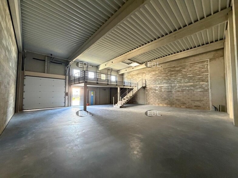 Local d'activités dans Les Pennes-Mirabeau à vendre - Photo de l’immeuble – Image 1 sur 3