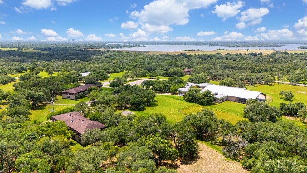 120 David Wade Dr, Victoria, TX à vendre - Photo principale – Image 1 sur 37