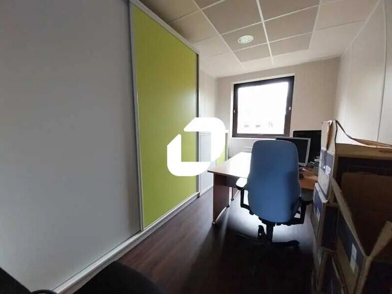 Bureau dans Montigny-le-Bretonneux à vendre - Photo de l’immeuble – Image 3 sur 11