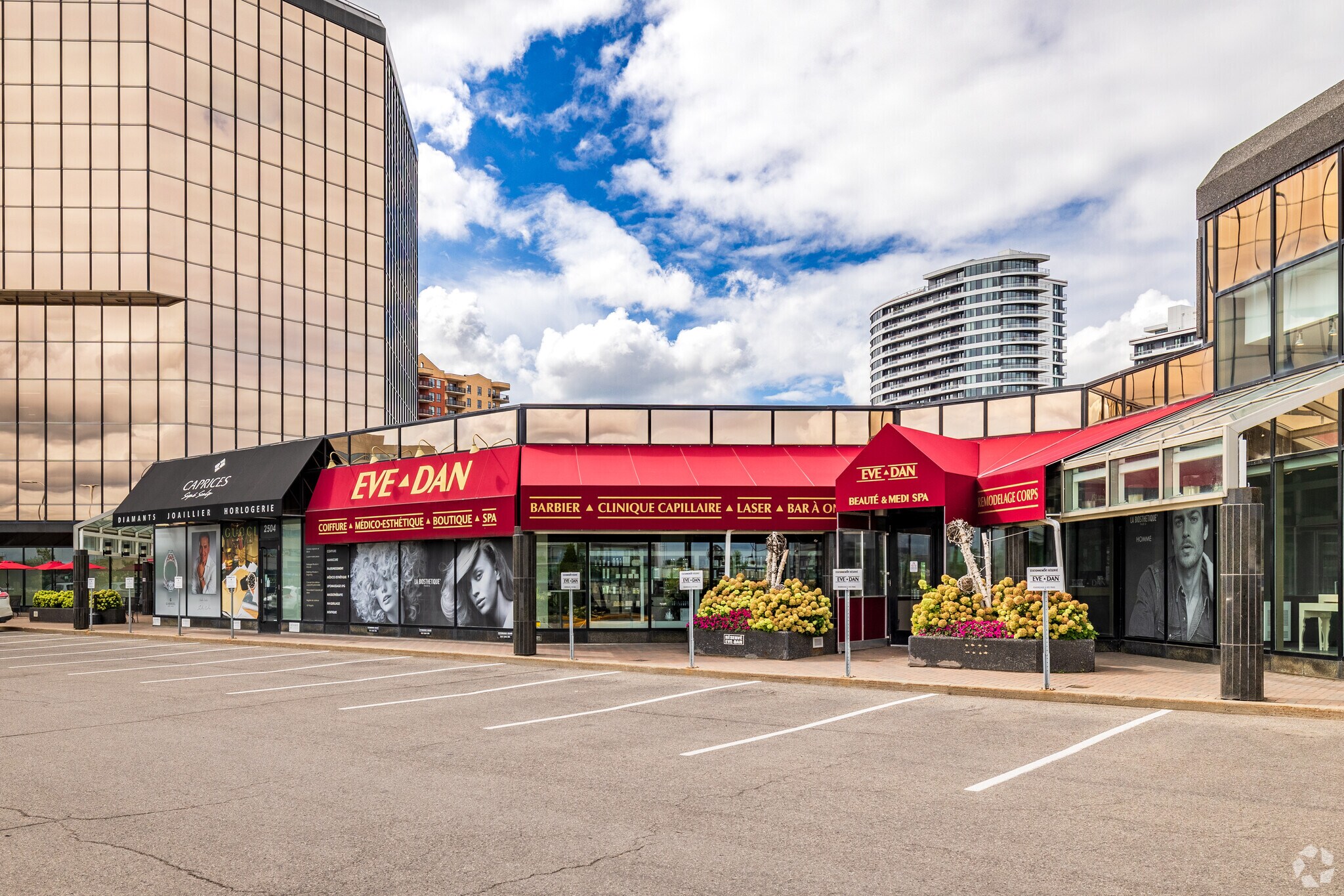 2504-2528 Boul Daniel-Johnson, Laval, QC à louer Photo principale– Image 1 sur 5