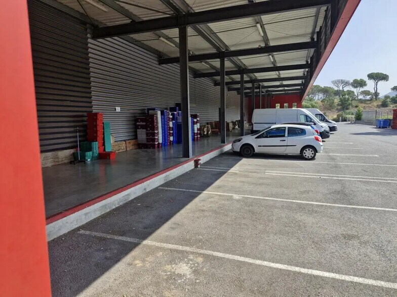 Industriel/Logistique dans Fréjus à louer - Photo de l’immeuble – Image 2 sur 3