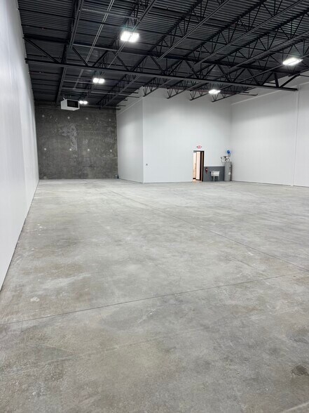 205 E Morrissey Dr, Elkhorn, WI à louer - Photo de l’immeuble – Image 2 sur 11