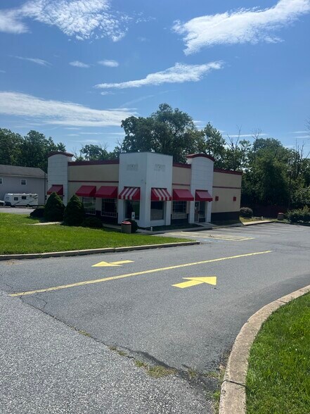 275 N Reading Rd, Ephrata, PA à louer - Photo de l’immeuble – Image 3 sur 6